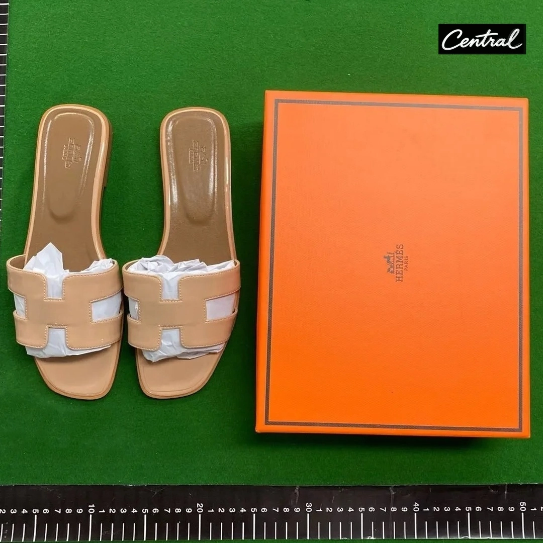Hermès Oran Sandal - Patent leather nude